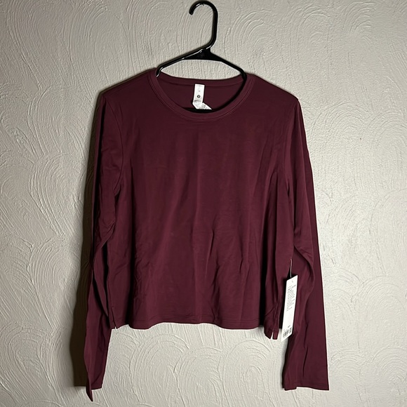 566. Lululemon Classic-Fit Cotton-Blend Long Sleeve sizes Sleeve in garnet red - Picture 3 of 7